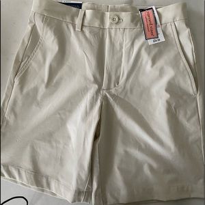 Vineyard Vines mens 28” waist performance shorts in stone